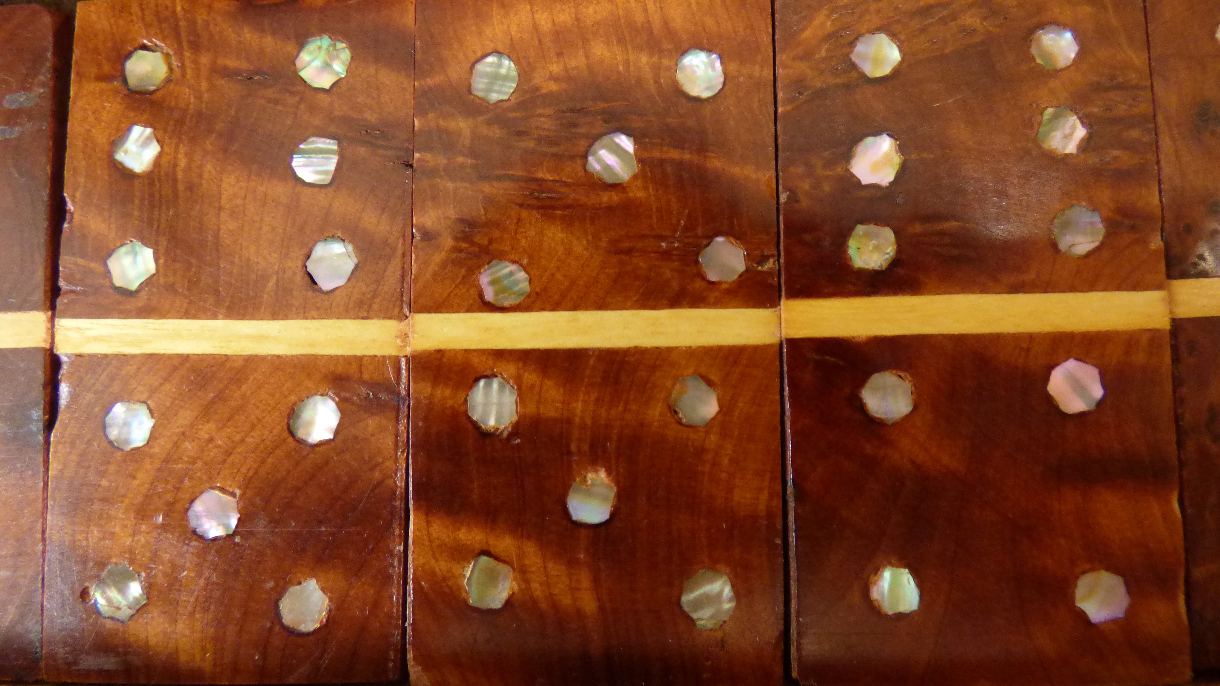 Jeu de domino en bois et nacre vintage Très bon état - Vue 3 - 